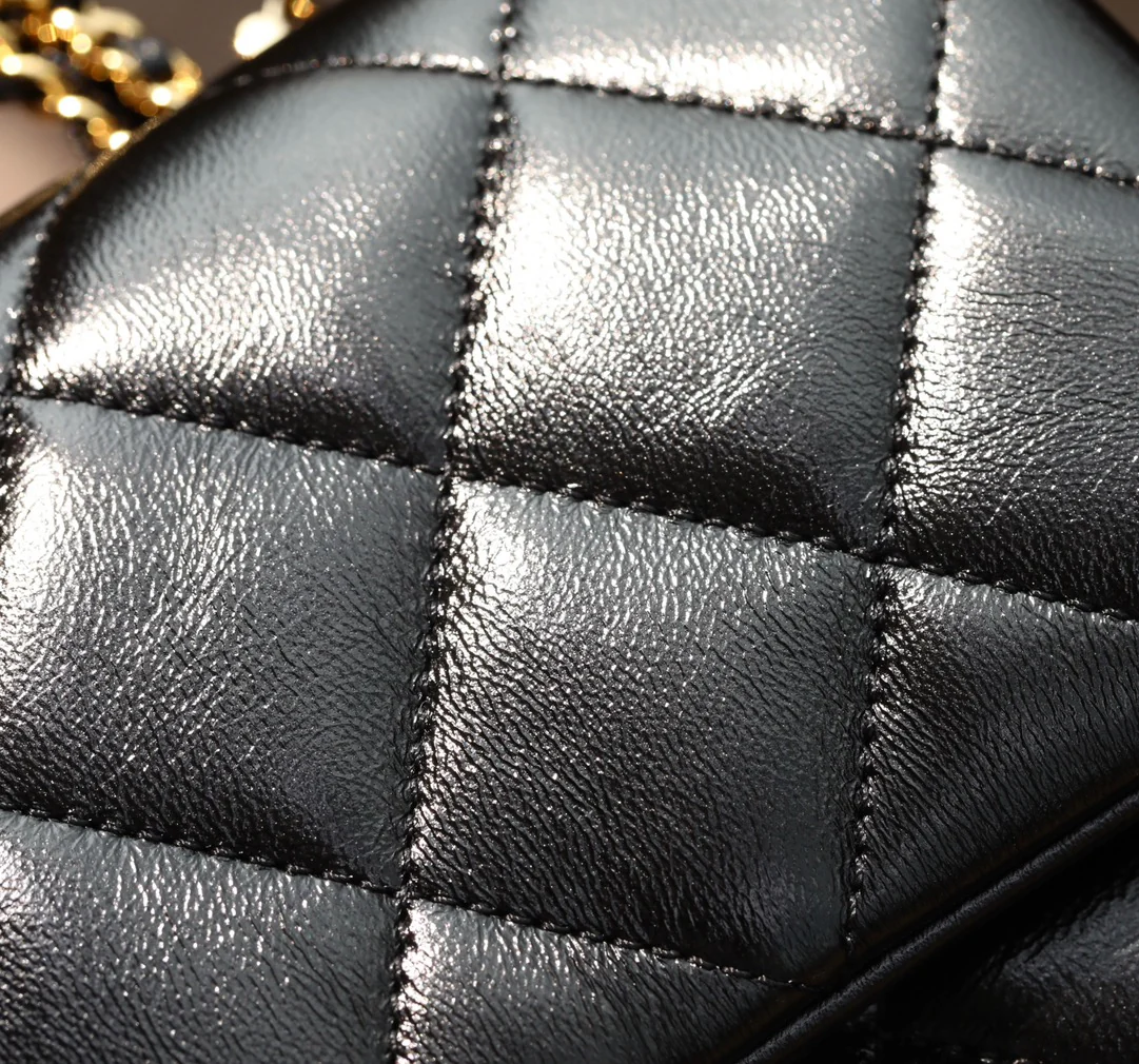 Большая черная сумка Chanel с клапаном и поворотной ручкой.