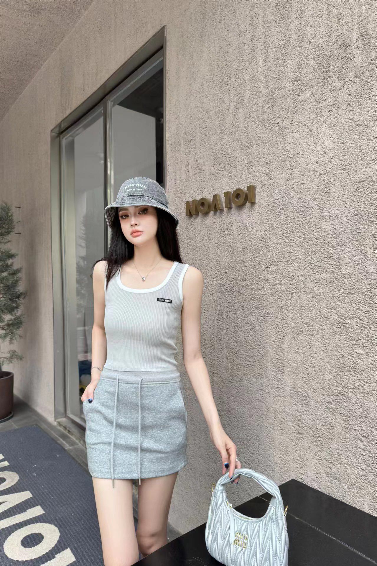 Miu Miu-2404 - Вязаный жилет с квадратным вырезом и цветовыми блоками, серый - 1