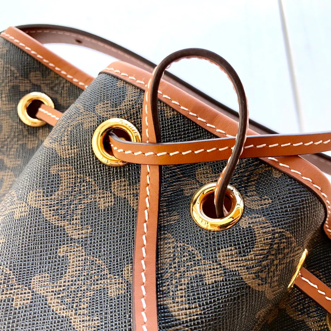 Маленькая холщовая сумка Celine Triomphe на завязках - желто-коричневая с монограммой.