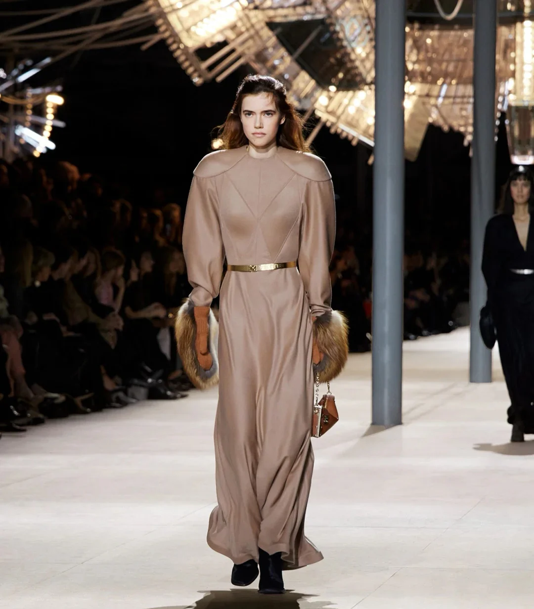 m25445-LV-slim-side-trunk chain bag-brown