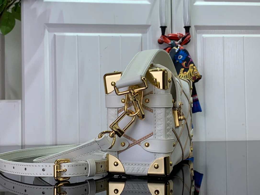 m25160-LV-side-trunk-small chain bag-white diamond pattern