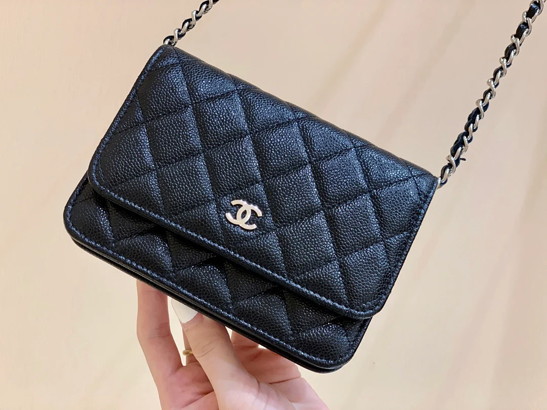 Мини-сумка Chanel WOC из черной зернистой кожи с серебряной пряжкой, 15 см.