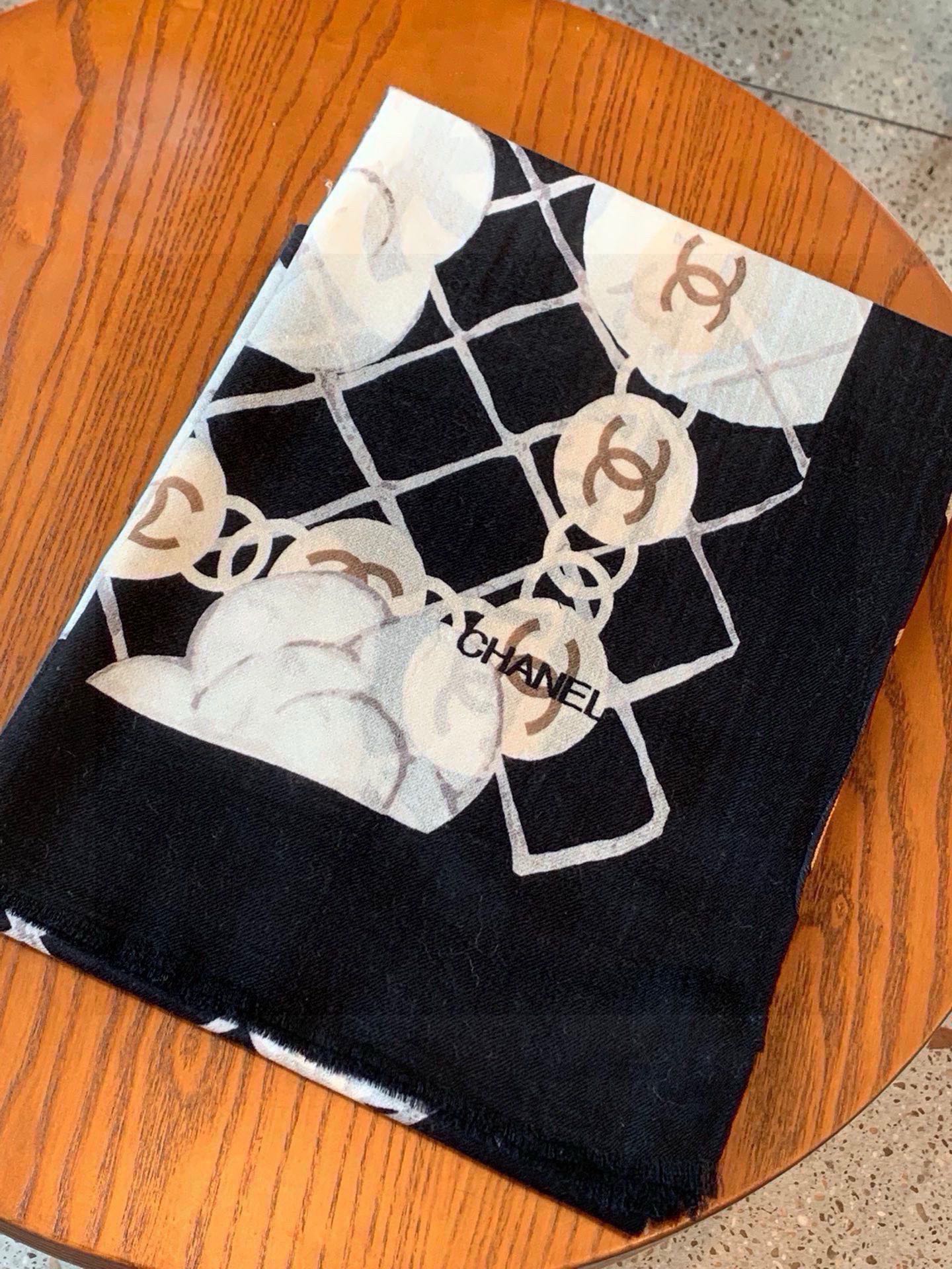 Большой носовой платок Chanel 2024 ?Камелия? - 110-200