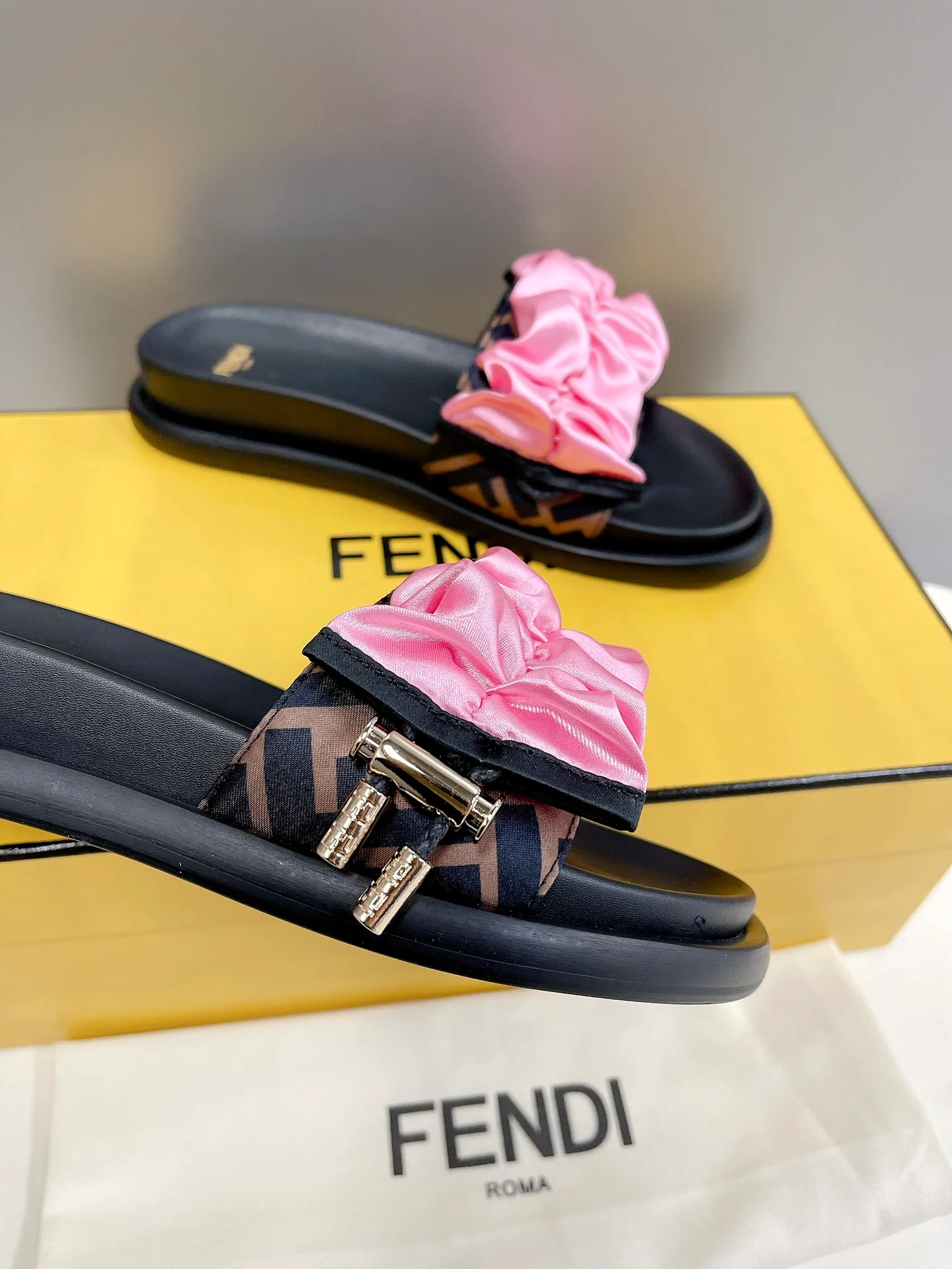 Fendi - Розовые тапочки
