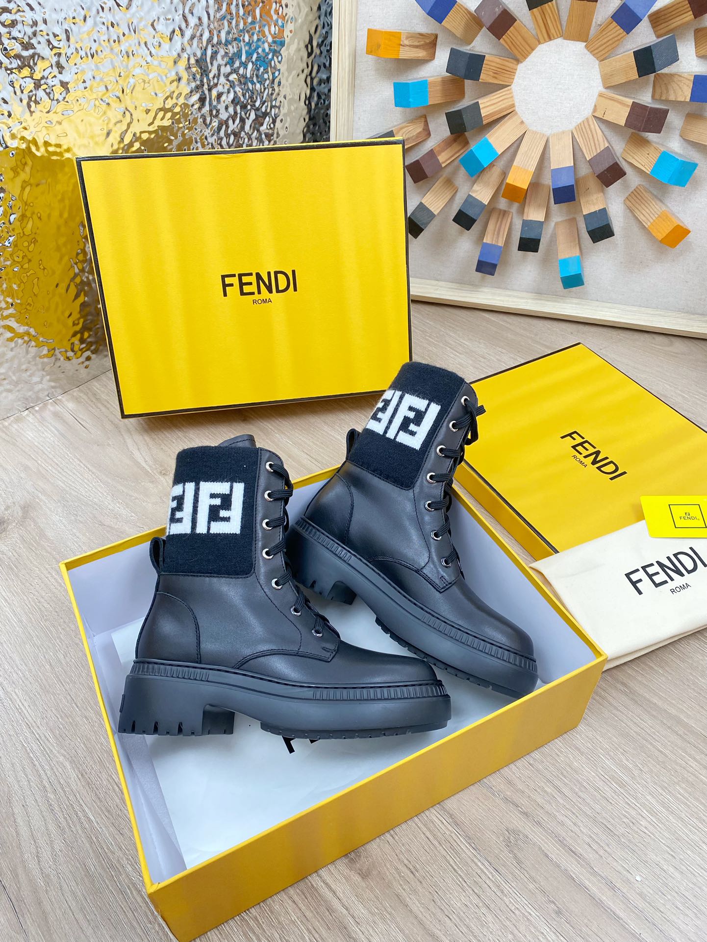 Новинка осени 2023 года от Fendi - Ботинки Dr. Martens средней высоты - Черные - 1
