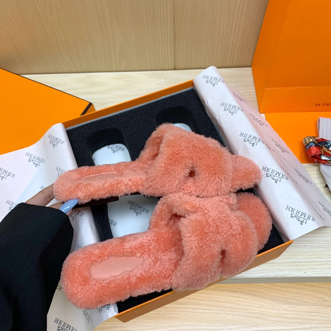 Новинка сезона осень/зима 2022 от Hermes - Меховые тапочки - Оранжево-розовые