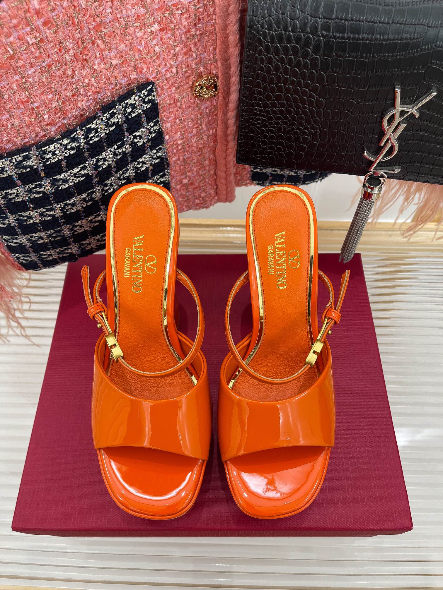 Новинка сезона весна/лето 2023 от Valentino - сандалии на платформе 9 см с открытым носком - 15 см - оранжевые