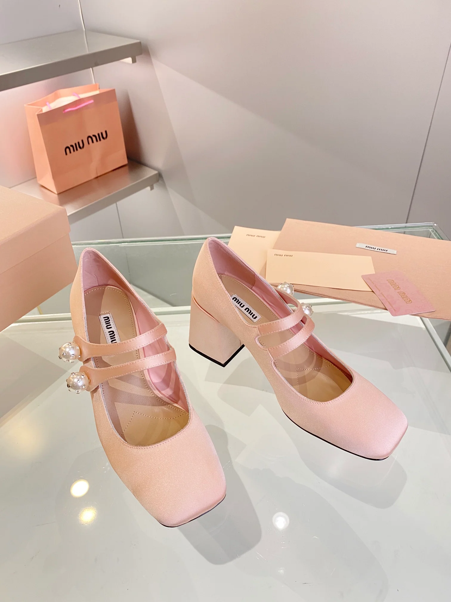 Новинка весны 2022 года от Miu Miu - Туфли на массивном каблуке - Розовые