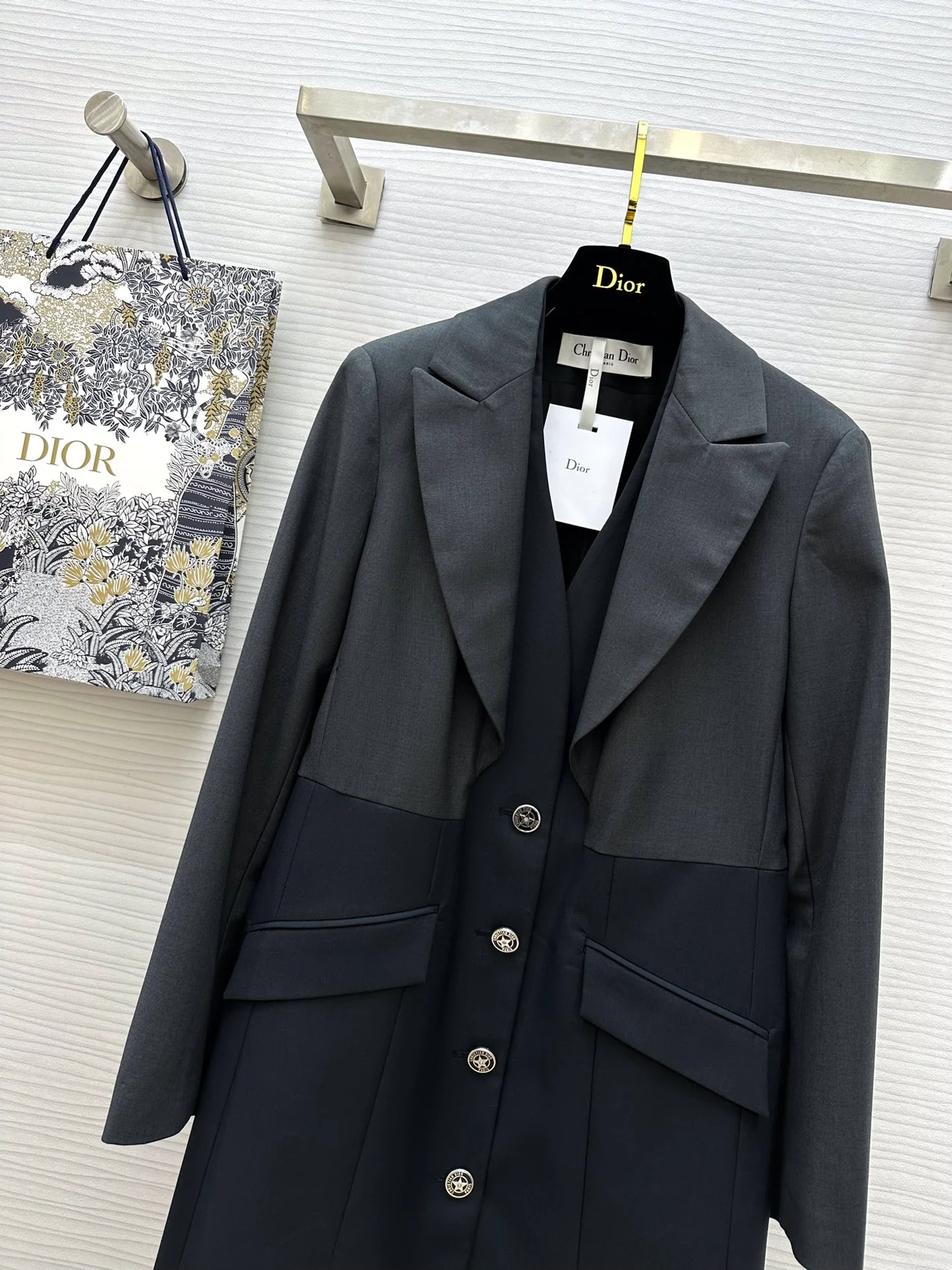 Dior - 2403-24 Ранняя весна. Новый элегантный длинный блейзер.