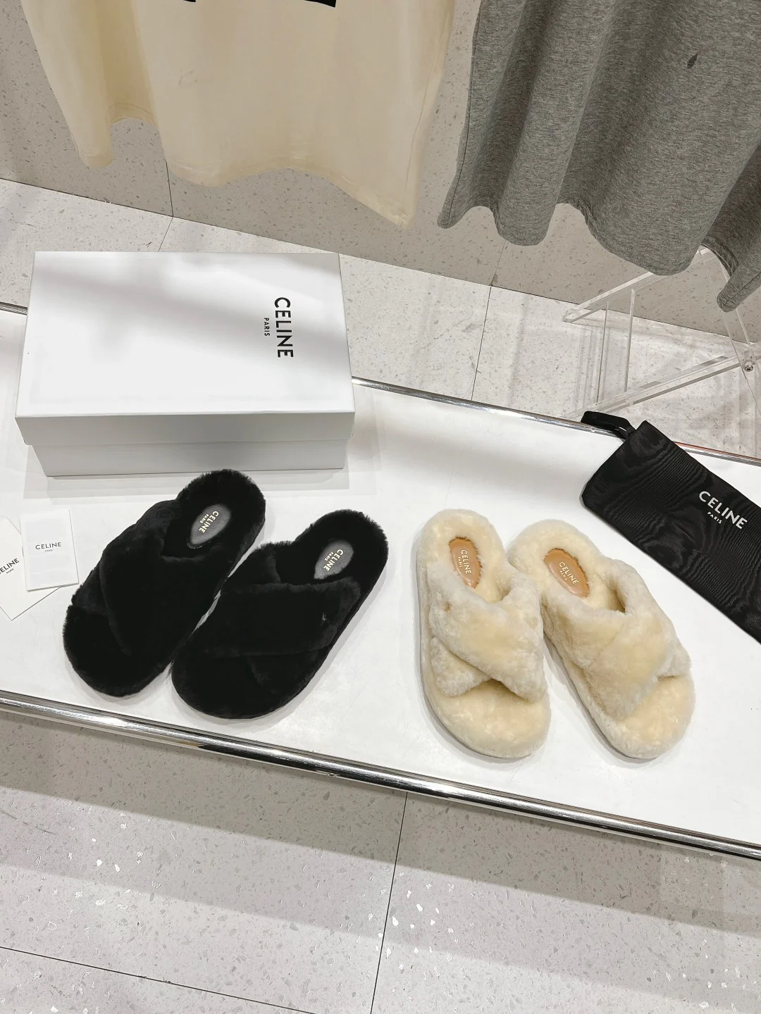 Новинка осенне-зимней коллекции Celine 2023 — Шерстяные тапочки — Модель с перекрестным креплением — Цвет ?слоновая кость?