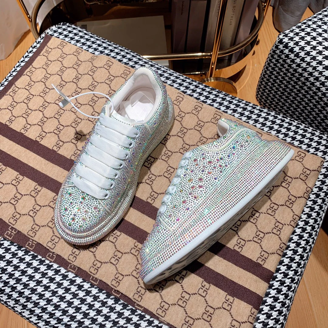 Классические белые кроссовки McQueen — серебристые с крупными бриллиантами