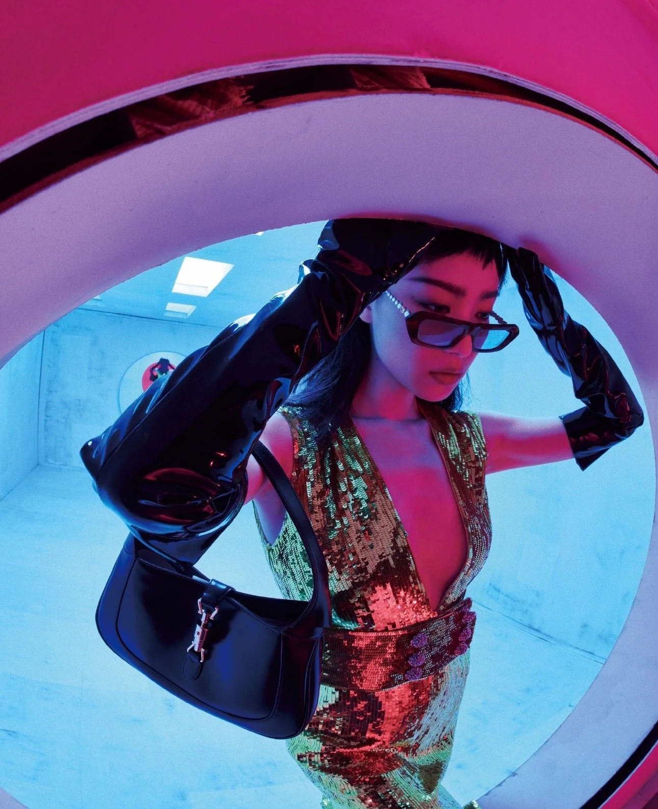 Опубликованы фотографии образа с курткой Gucci.