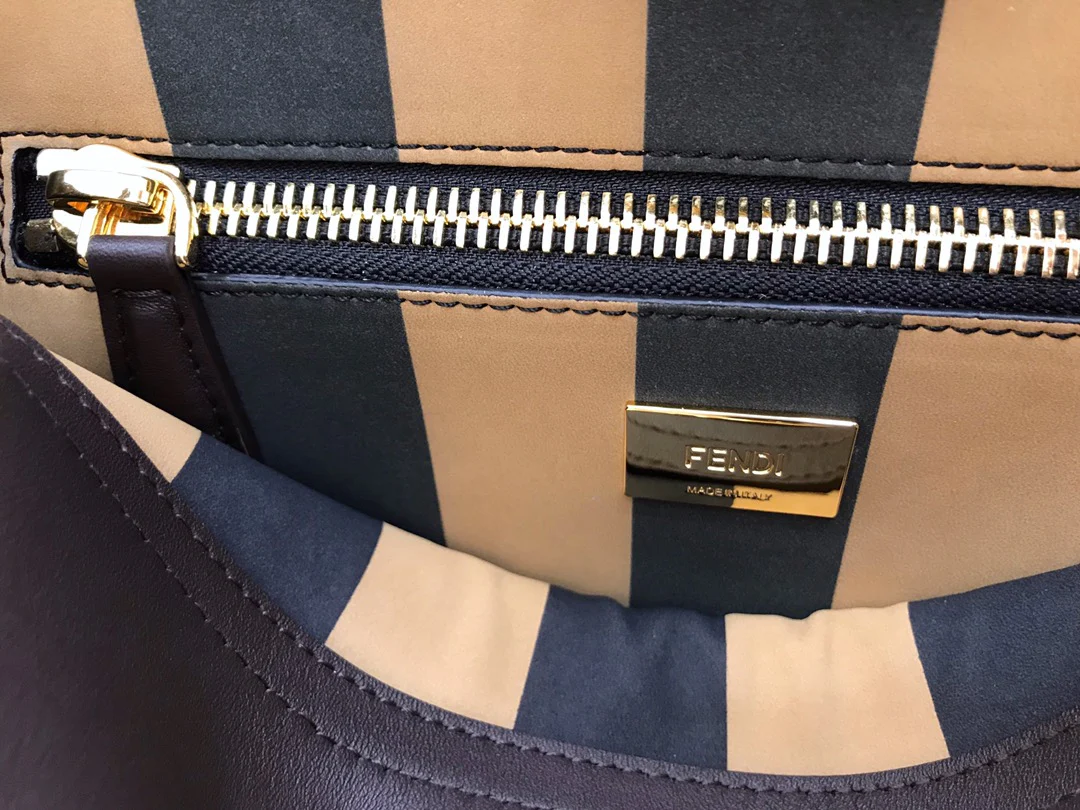 Сумка Fendi Peekaboo Medium из темно-коричневой кожи.