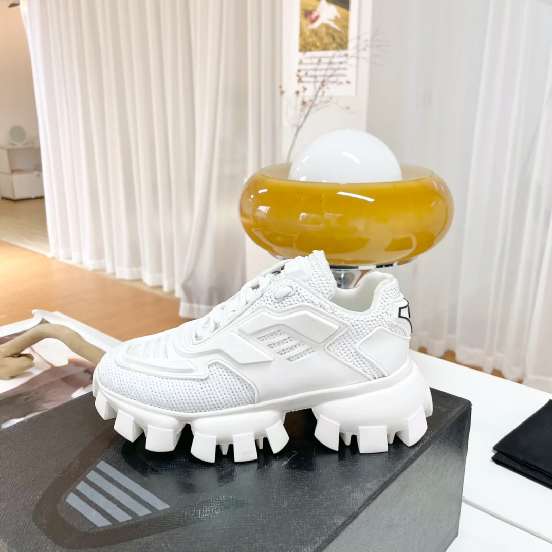 Обувь Prada - коллекция Prada ранней весны 2022 года - блестящие массивные кроссовки - белые