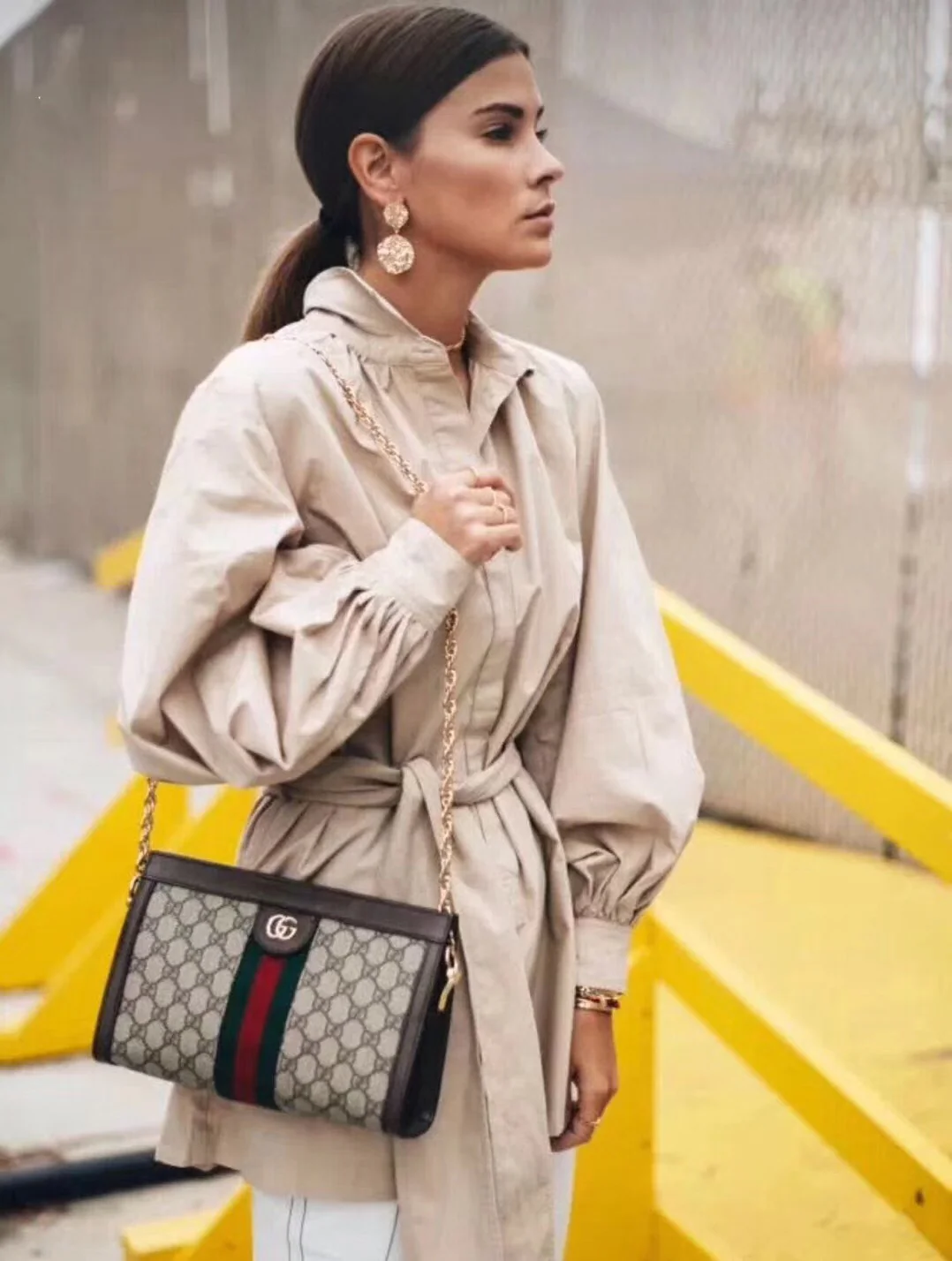 Классическая сумка Gucci на цепочке — как она выглядит на руке.