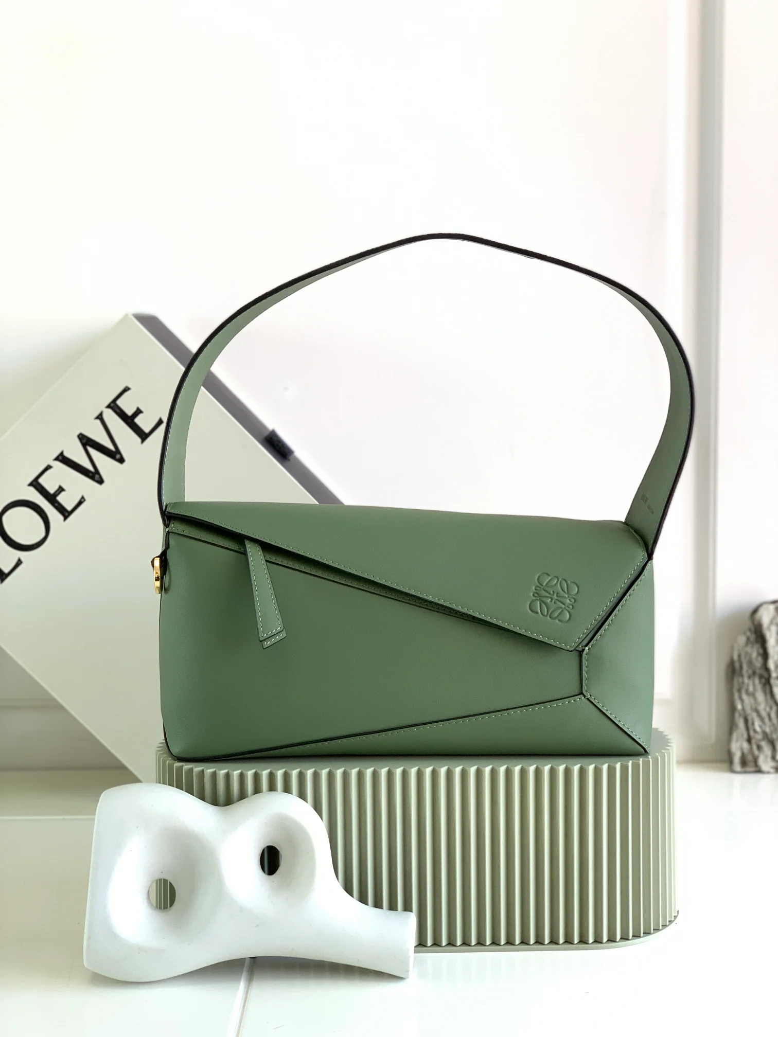 Сумка-хобо Loewe Puzzle, наплечная, из кожи наппа, зеленая.