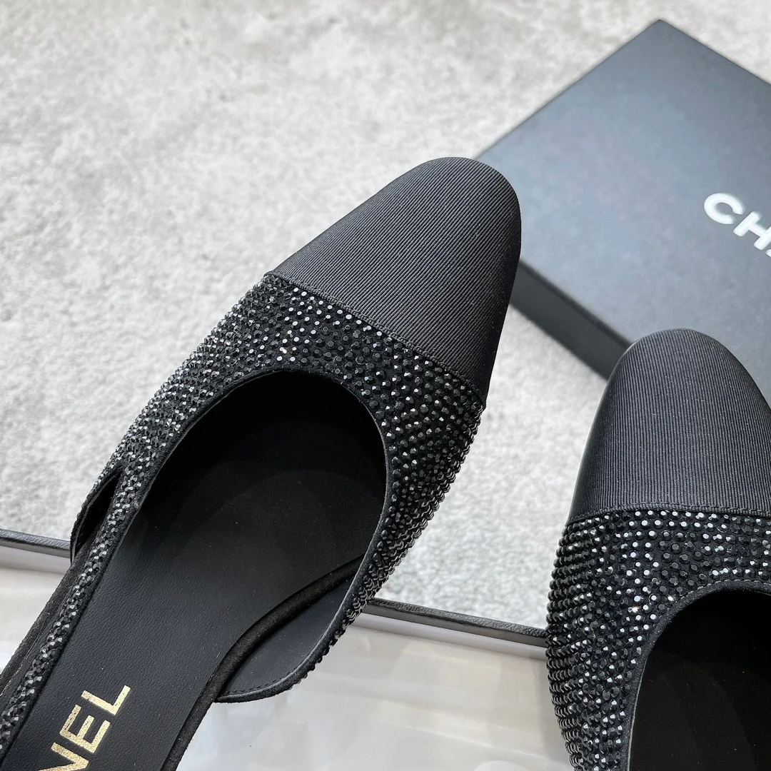 Chanel - Атласные босоножки на низком каблуке со стразами - Черные