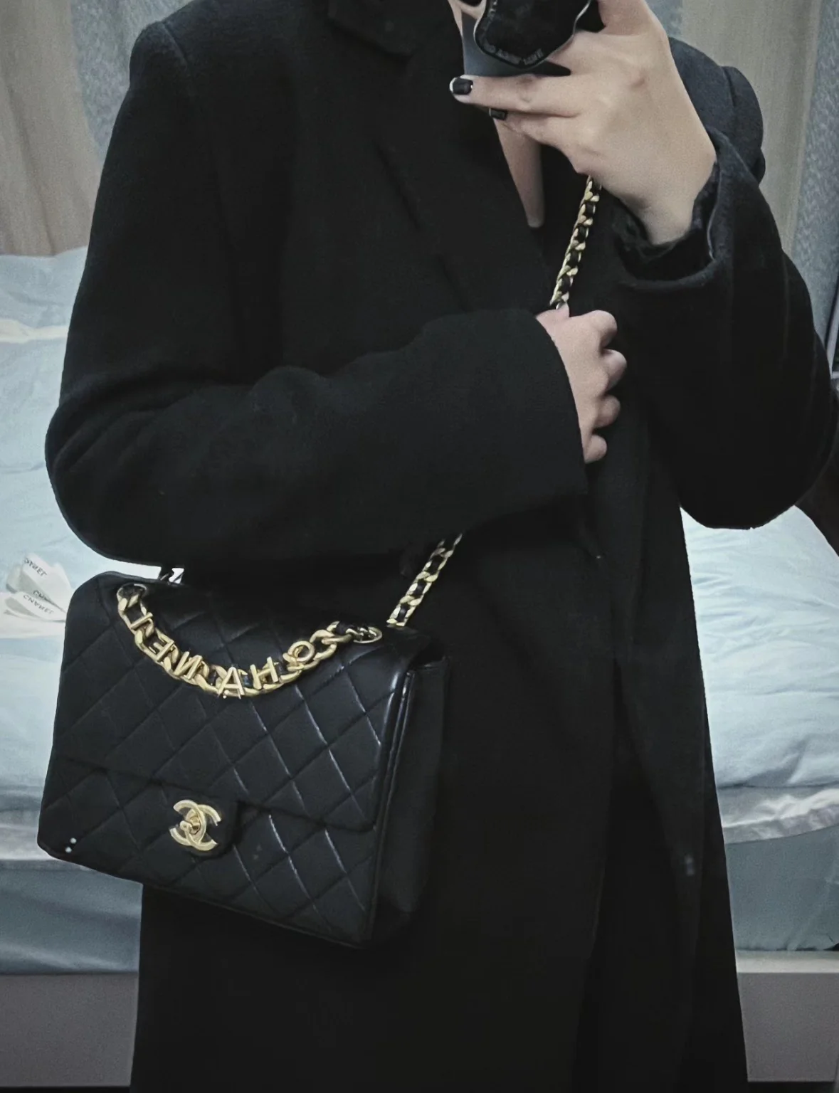 Коллекция Chanel Весна/Лето 2023 - Сумка с клапаном и цепочкой в ??виде буквы - Черная