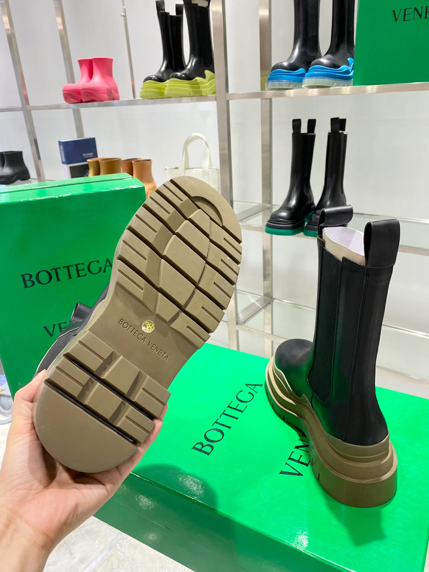 Ботинки BV до середины икры - черные с коричневой подошвой