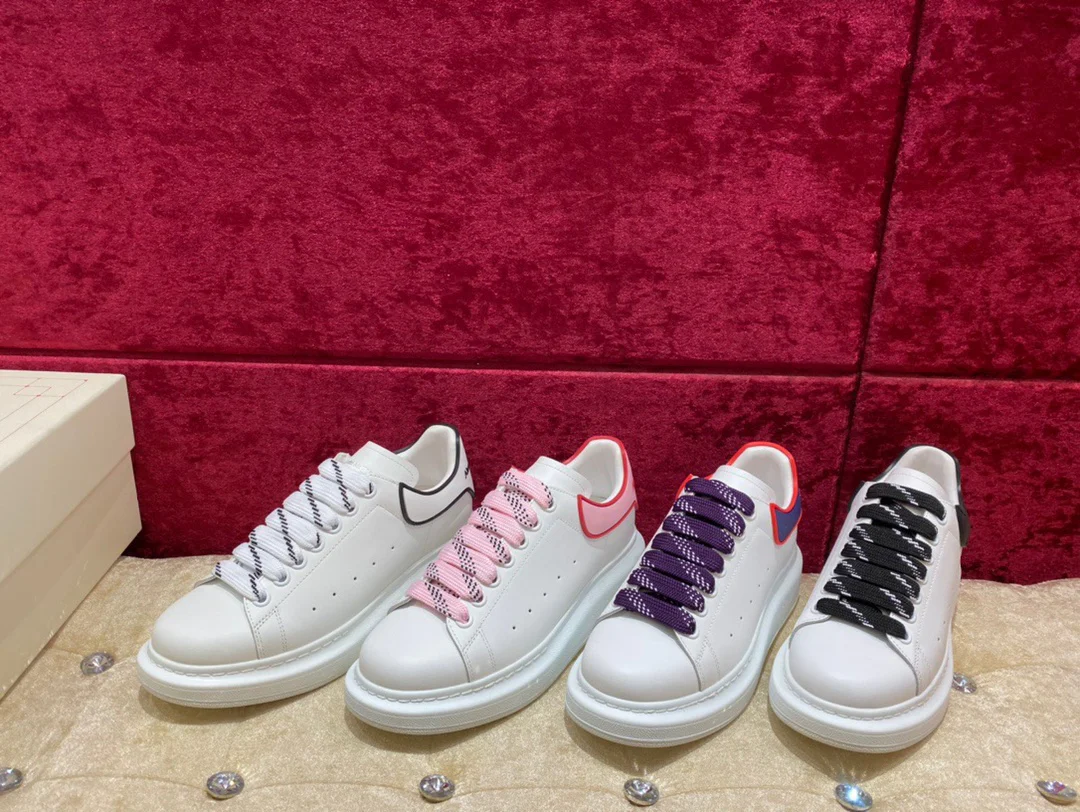 Классические белые кроссовки McQueen - изображение из коллекции