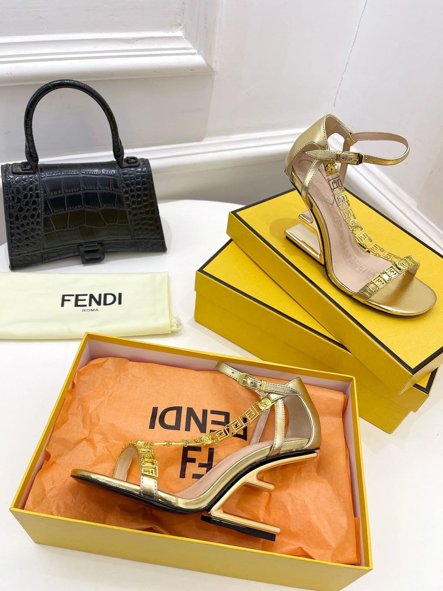 Сандалии Fendi - золотистые