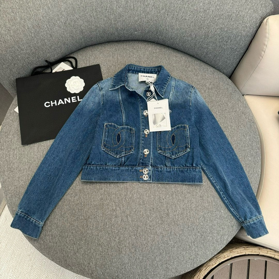 Chanel 2403 - Короткая джинсовая куртка с вышитыми двумя буквами ?С? на карманах.