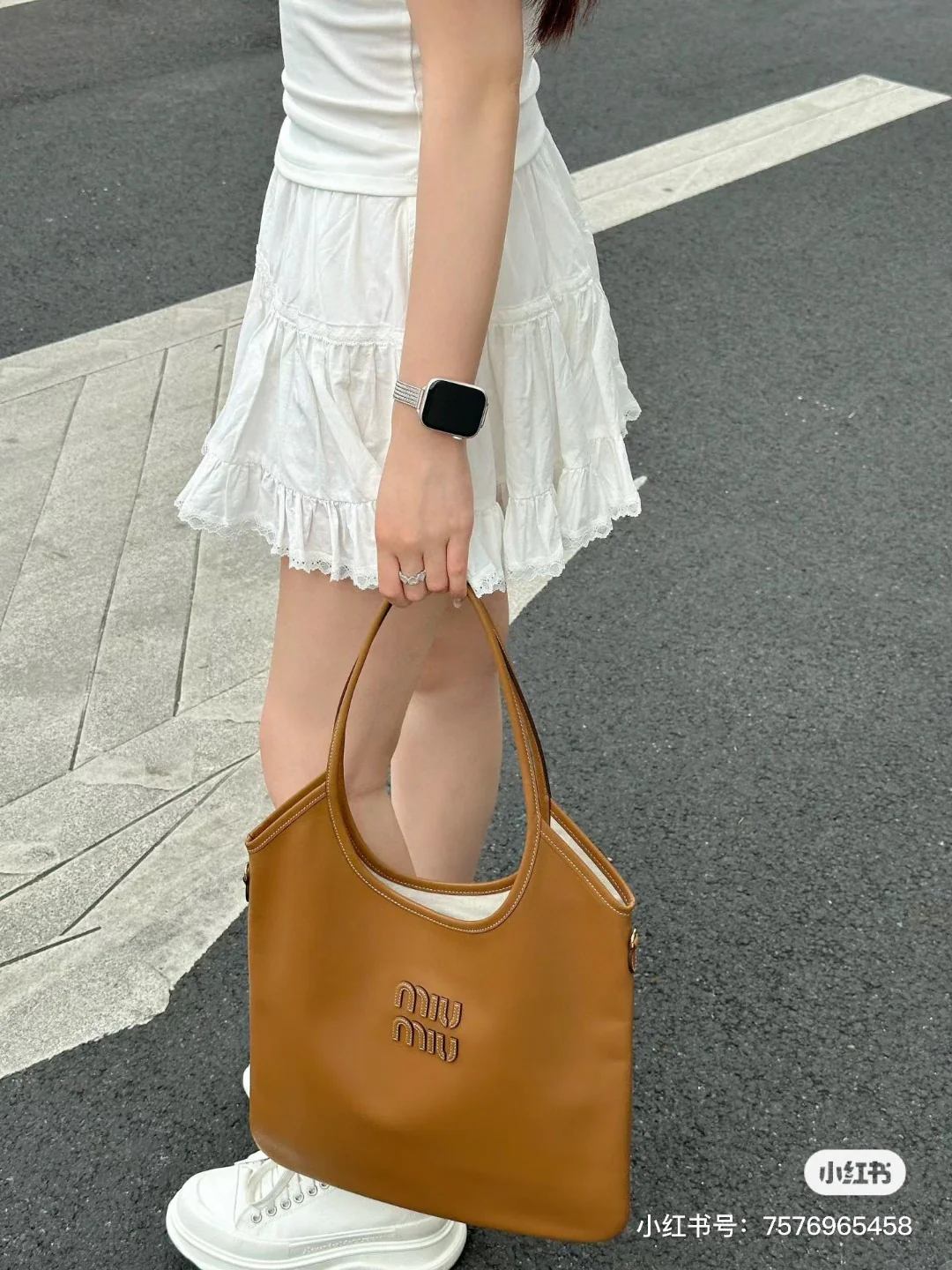 Сумка-хобо Miu Miu Ivy — носить и делиться