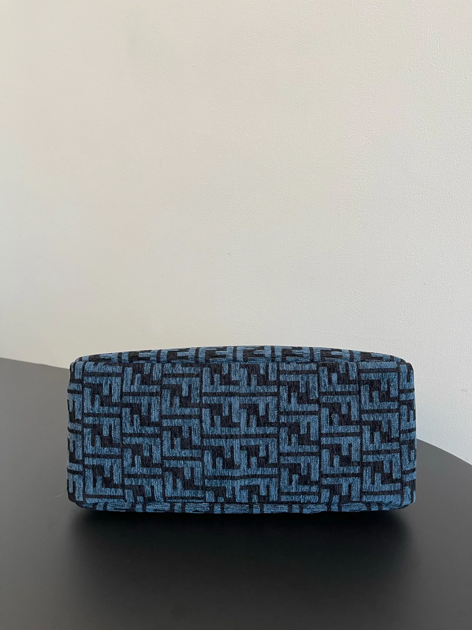 Сумка Fendi с застежкой-молнией - синяя