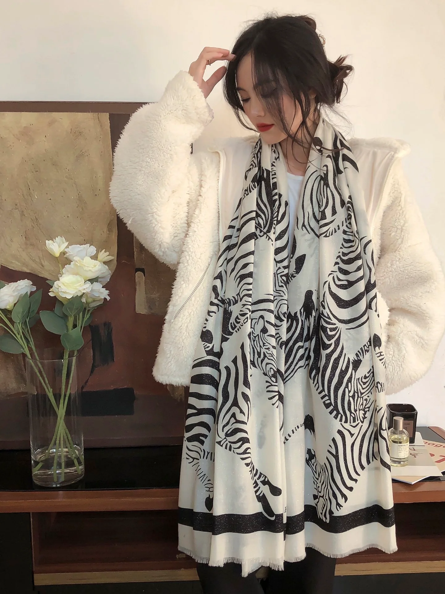 Длинный церемониальный шарф Hermes с изображением лошади — 100-200 см — Кашемировый принт — Белый