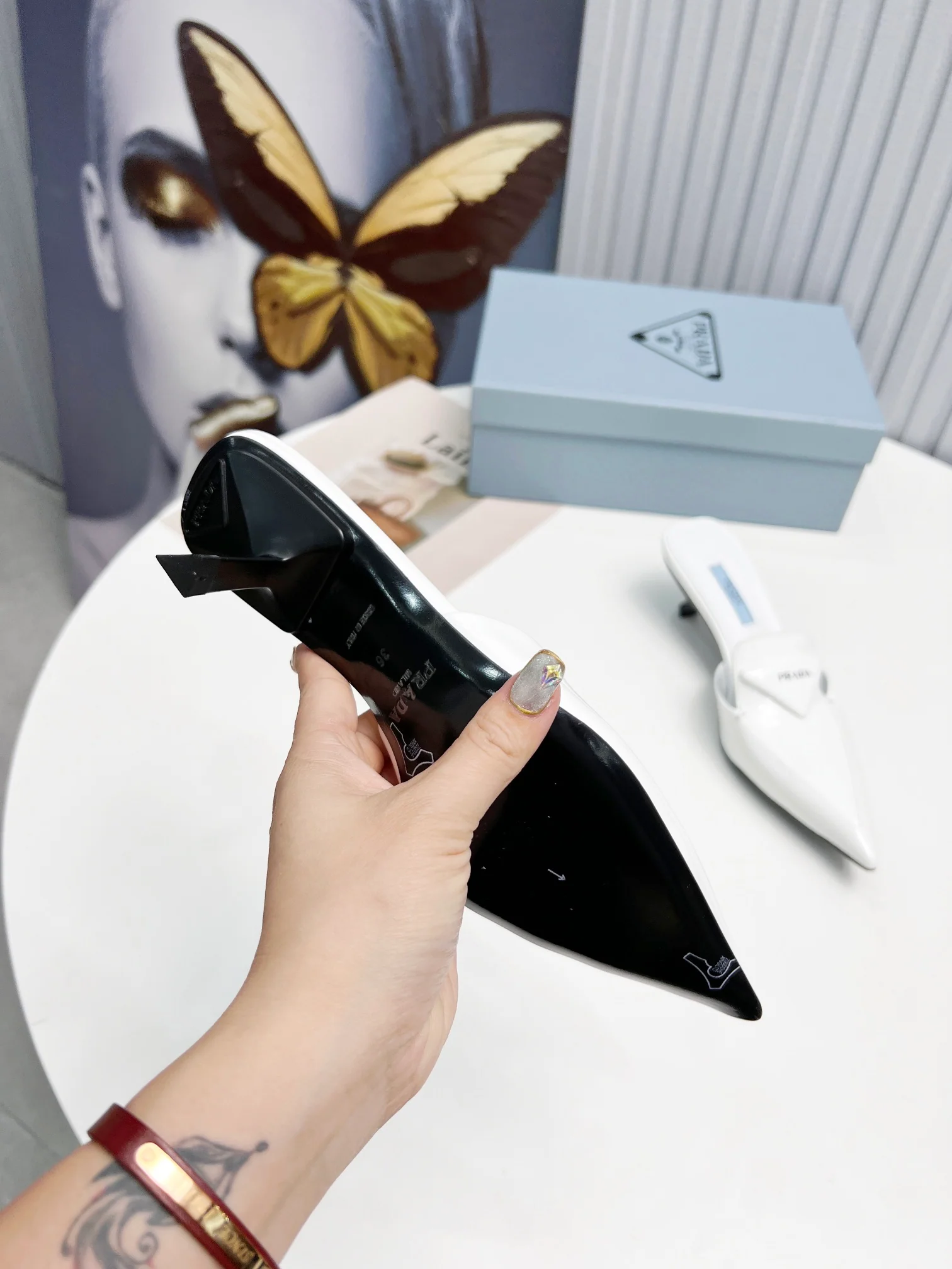 Prada - Белые туфли на каблуке с острым носком