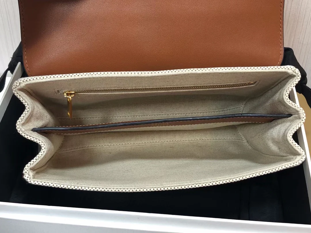 Сумка Celine Soft 16 Medium из гладкой коровьей кожи и канваса