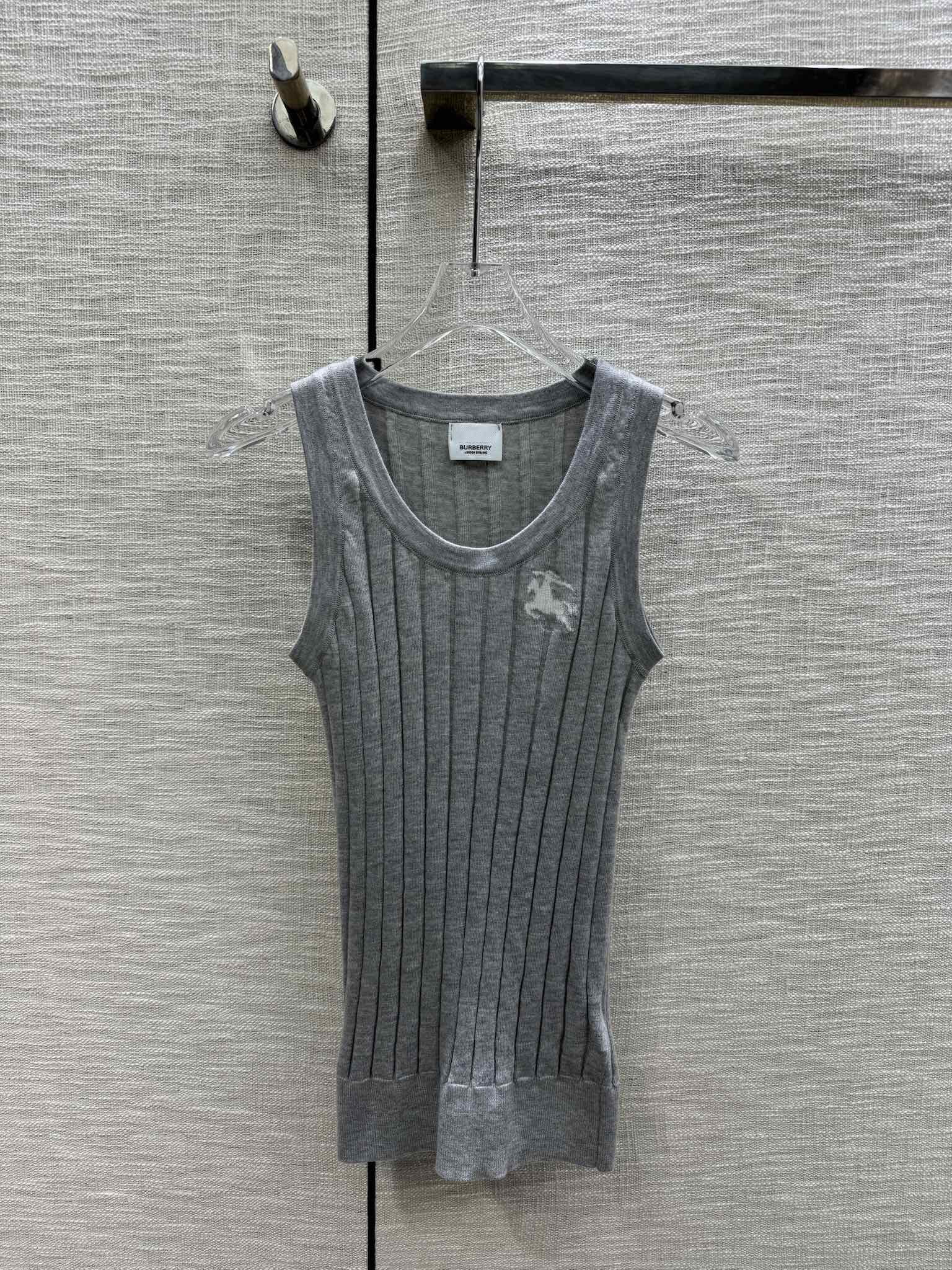 Комплект из двух предметов одежды Burberry 2403 с логотипом лошади (жилет) - вязаный жилет.