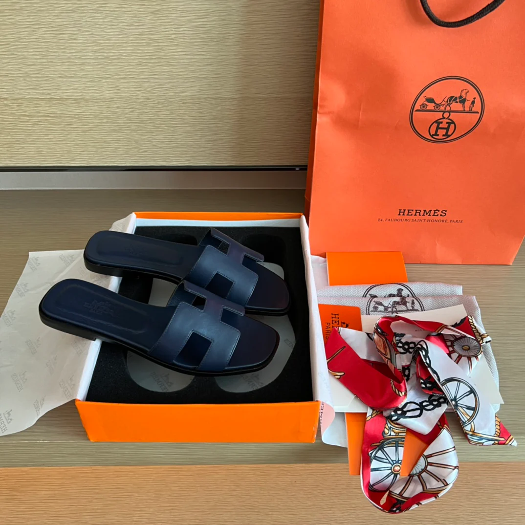 Сандалии Hermes на плоской подошве - верх из однотонной кожи - подошва, полностью закрывающая стопу - 1