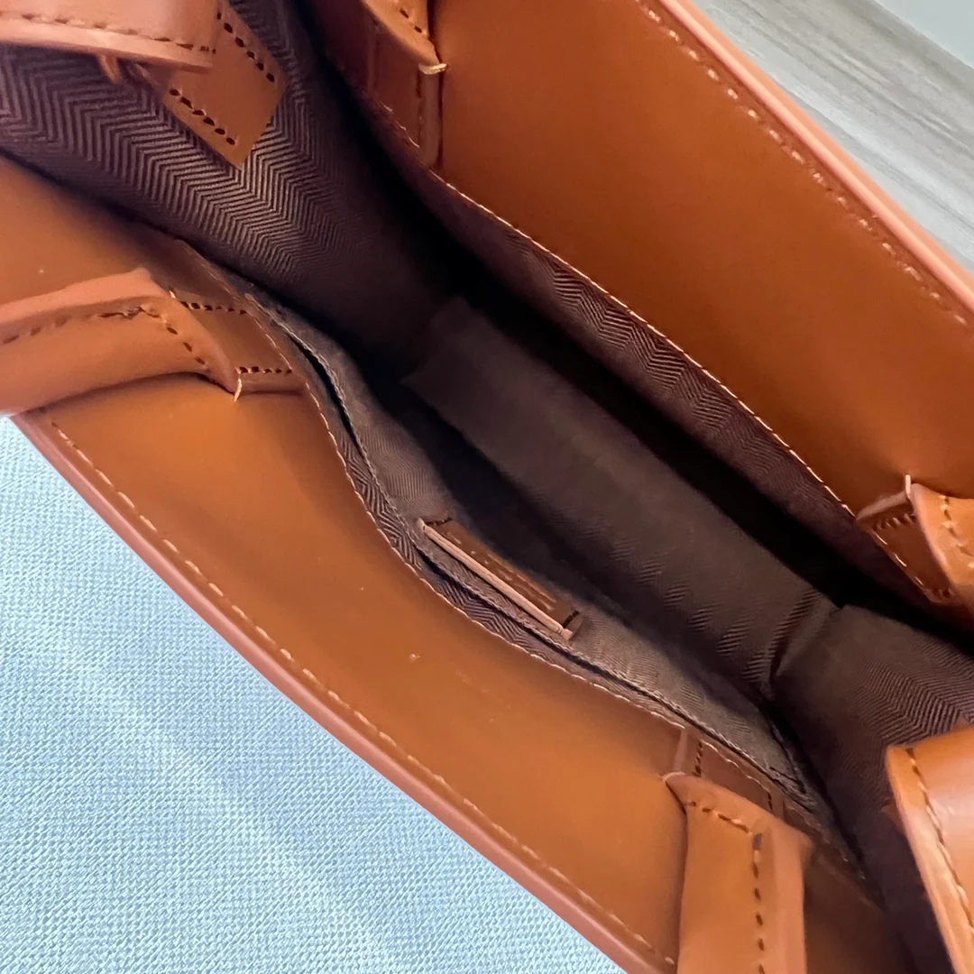 Сумка-тоут Loewe Standard A5 — глянцевая телячья кожа — маленькая — коричневая