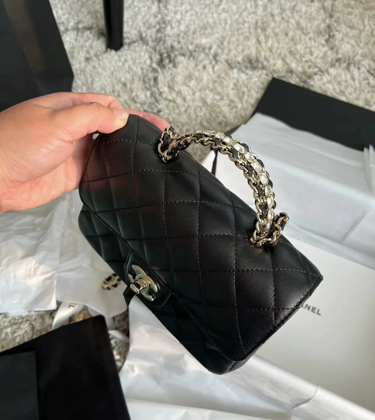 Ручка сумки Chanel 23a CF со стразами - черная