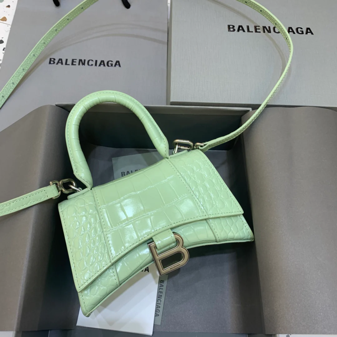 Сумка Balenciaga Hourglass, размер XS, мятно-зеленый цвет, с крокодиловым принтом.