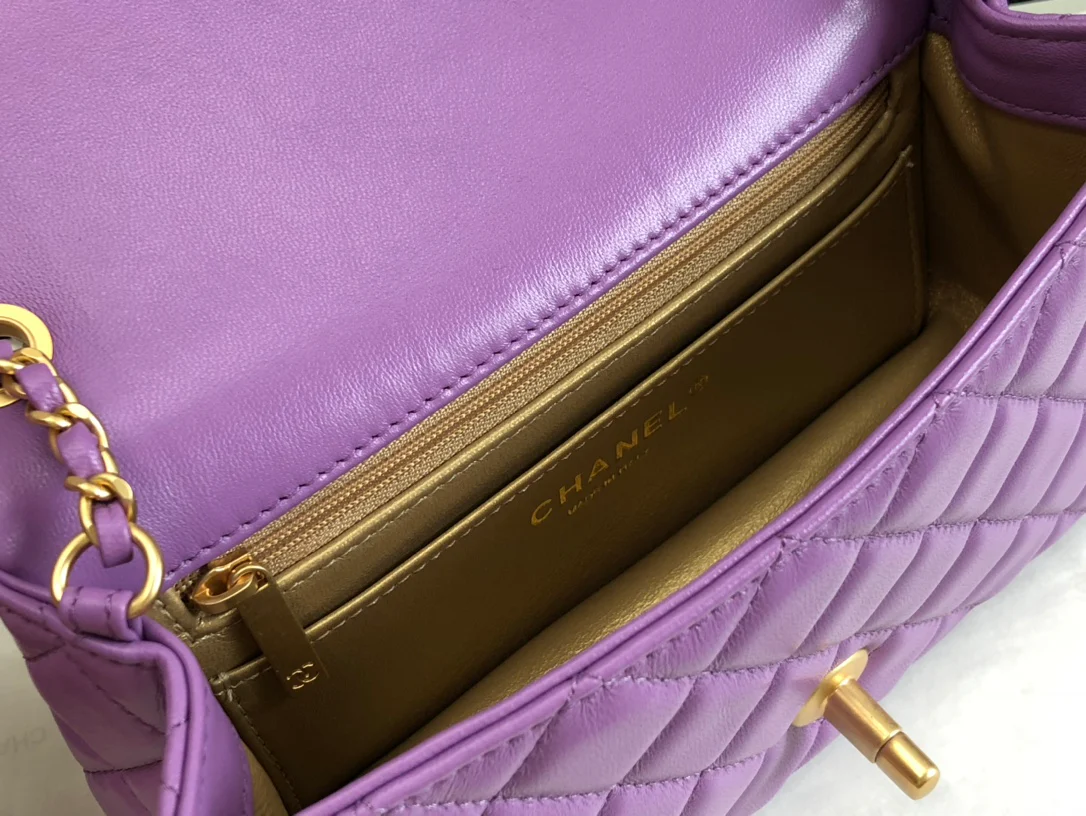 Chanel 2022, последняя модель сумки Golden Globe Square Fat Flap Bag.