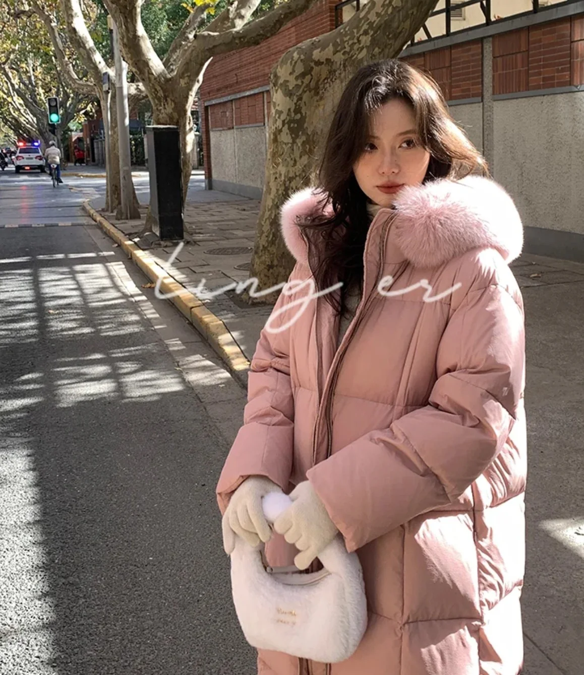 Сумка Miu Miu Wander - белая флисовая - на фото.