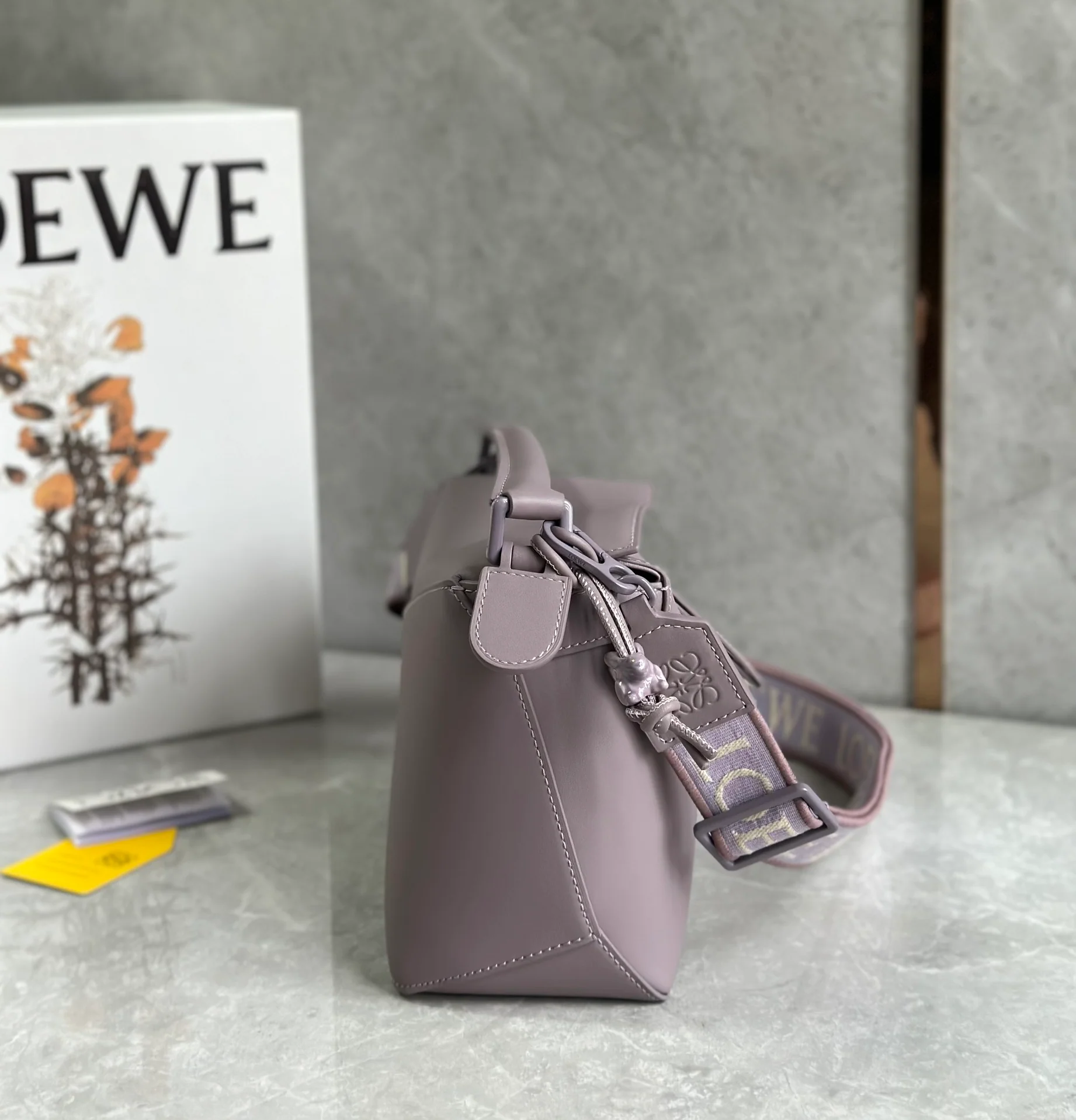 Сумка Loewe Puzzle Geometric с плечевым ремнем в виде буквы — сиреневая.