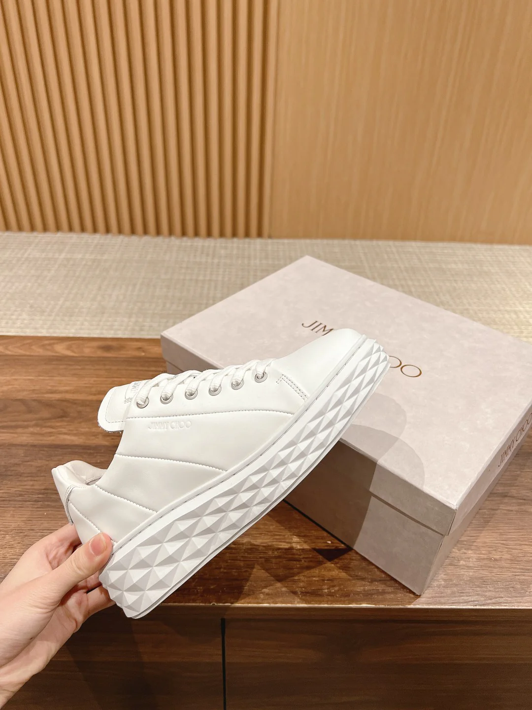 Обувь марки JC - повседневная модель 2024 года - белая.