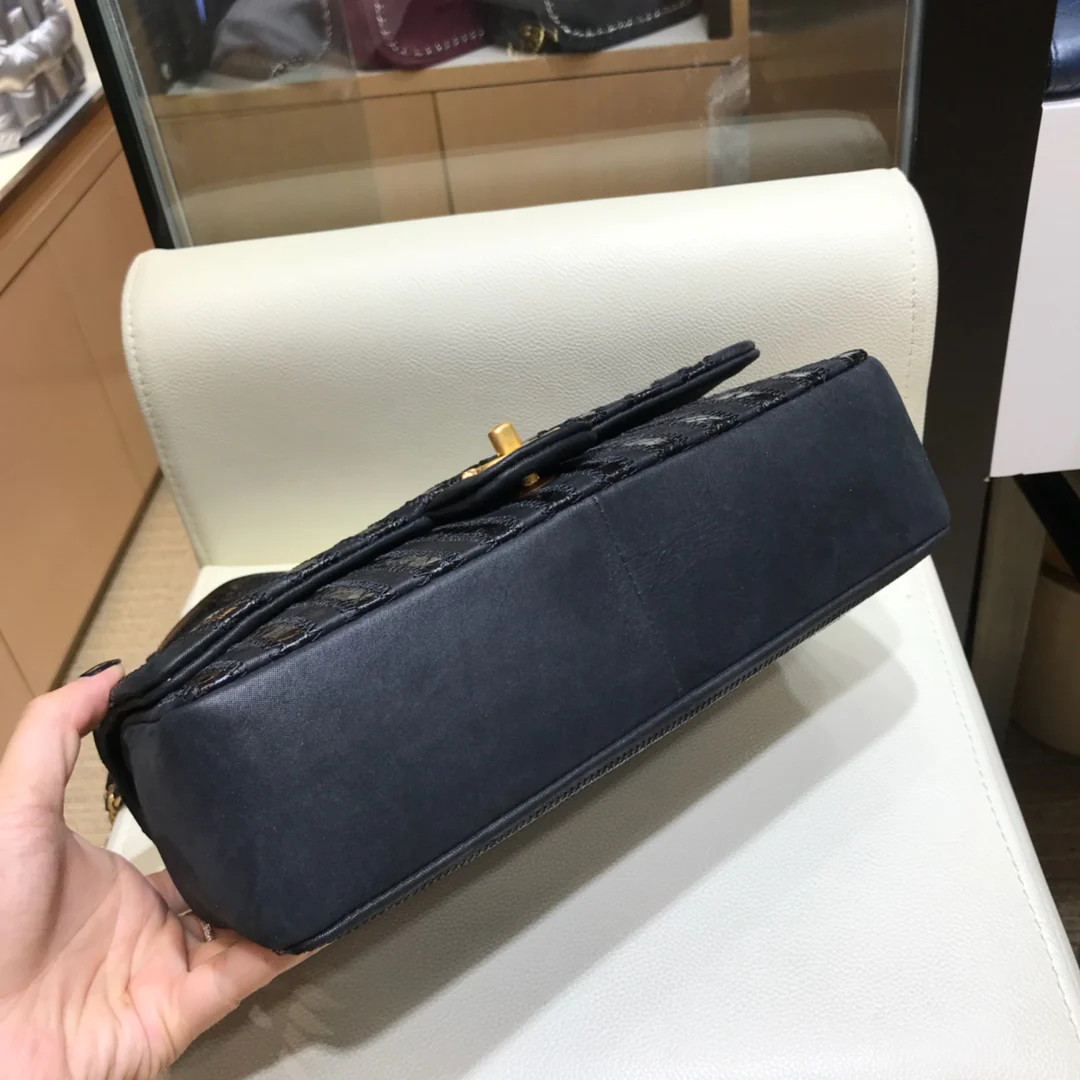 Chanel Осень/Зима 2018 - Лоскутная сумка из вощеной змеиной кожи с узором из овечьей кожи - CF