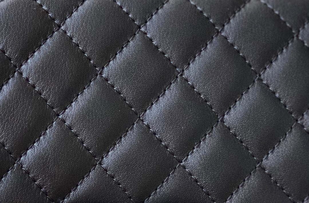 Мини-сумка Chanel Le Boy из черной телячьей кожи с винтажной серебряной пряжкой.