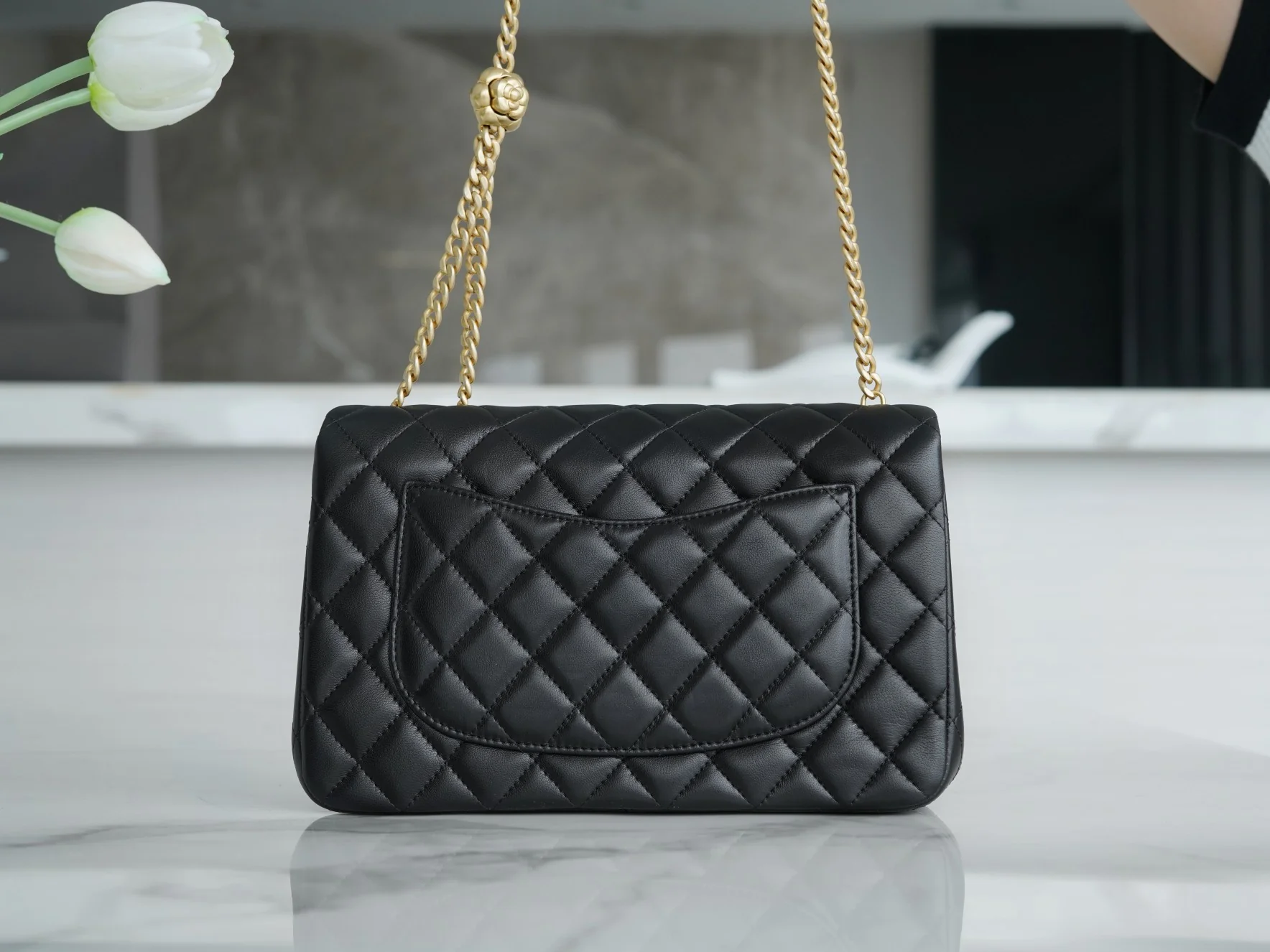 Коллекция Chanel Весна/Лето 2023 - Сумка с регулируемой пряжкой Camellia - CF Flap Bag - Черная - Маленькая
