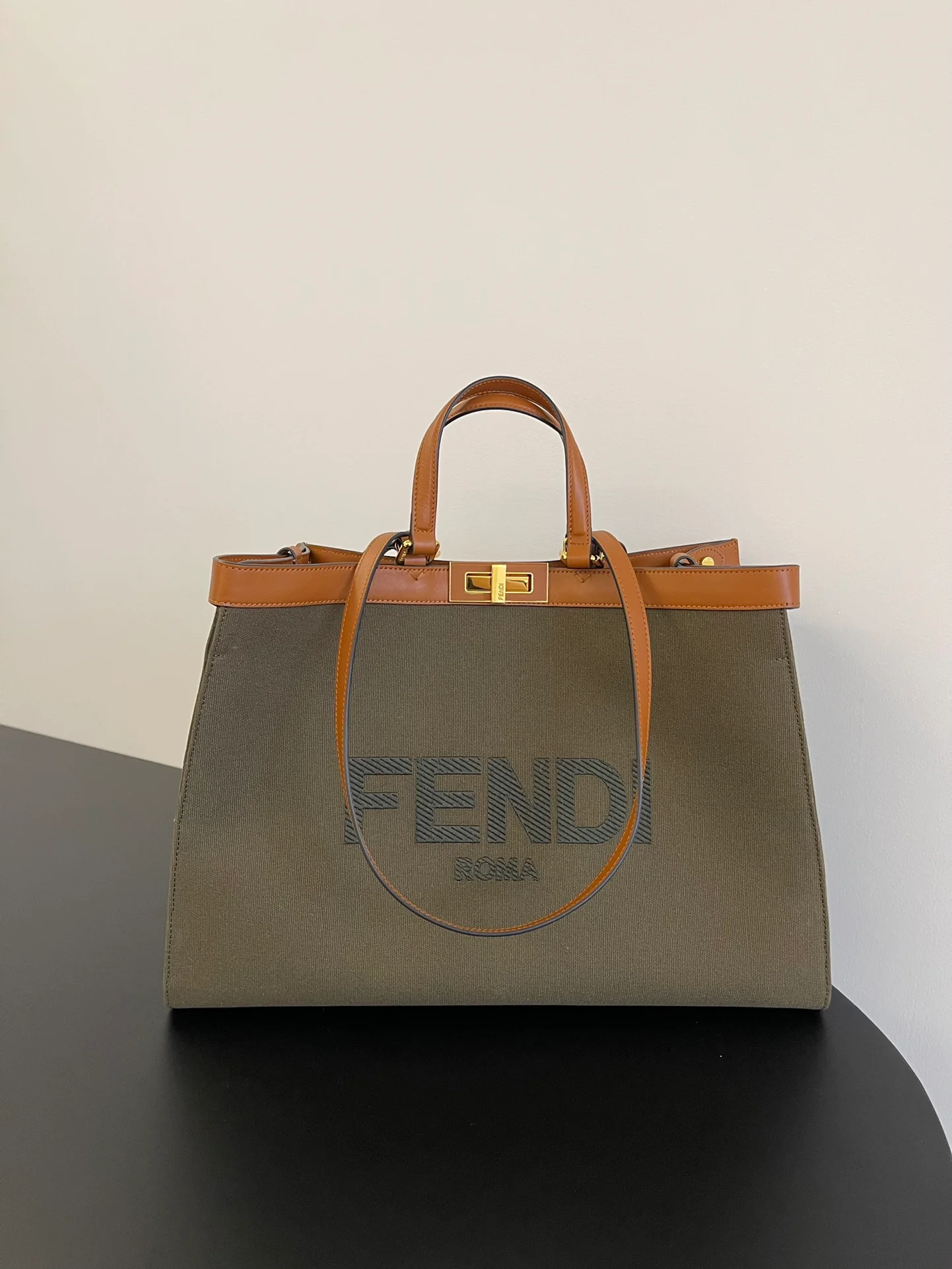 Холщовая сумка-тоут Fendi - оливково-зеленого цвета.