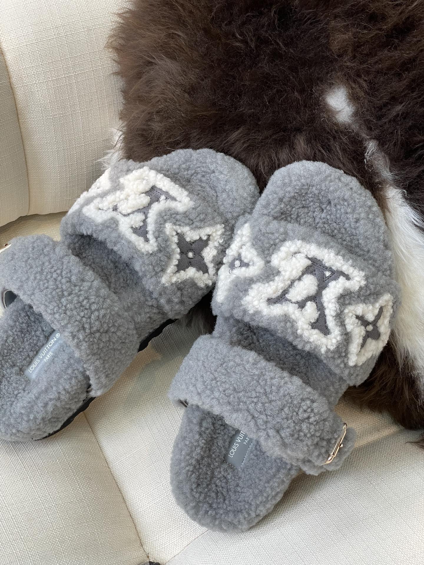 LV - Новинка сезона осень/зима 2022 - Тапочки из овечьей шерсти