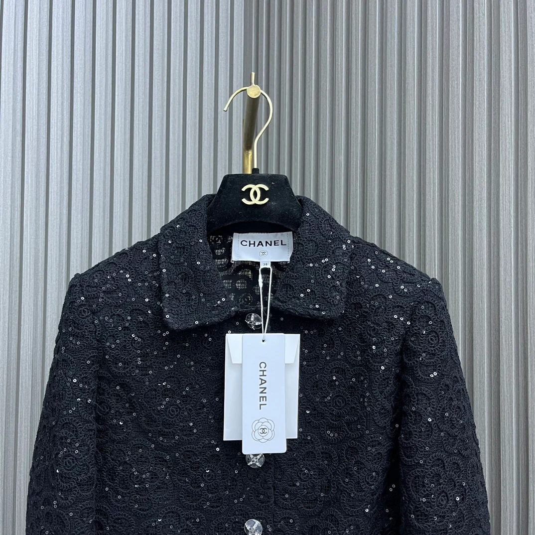 Chanel - Новинка 2403-24: Короткий костюм, расшитый пайетками - Черный