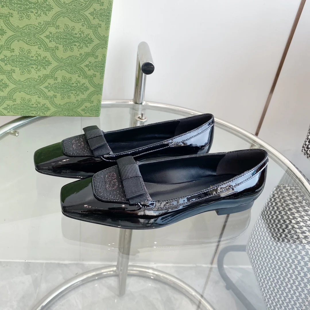 Новинка 2023 года от Gucci - балетки с квадратным носком и бантом.