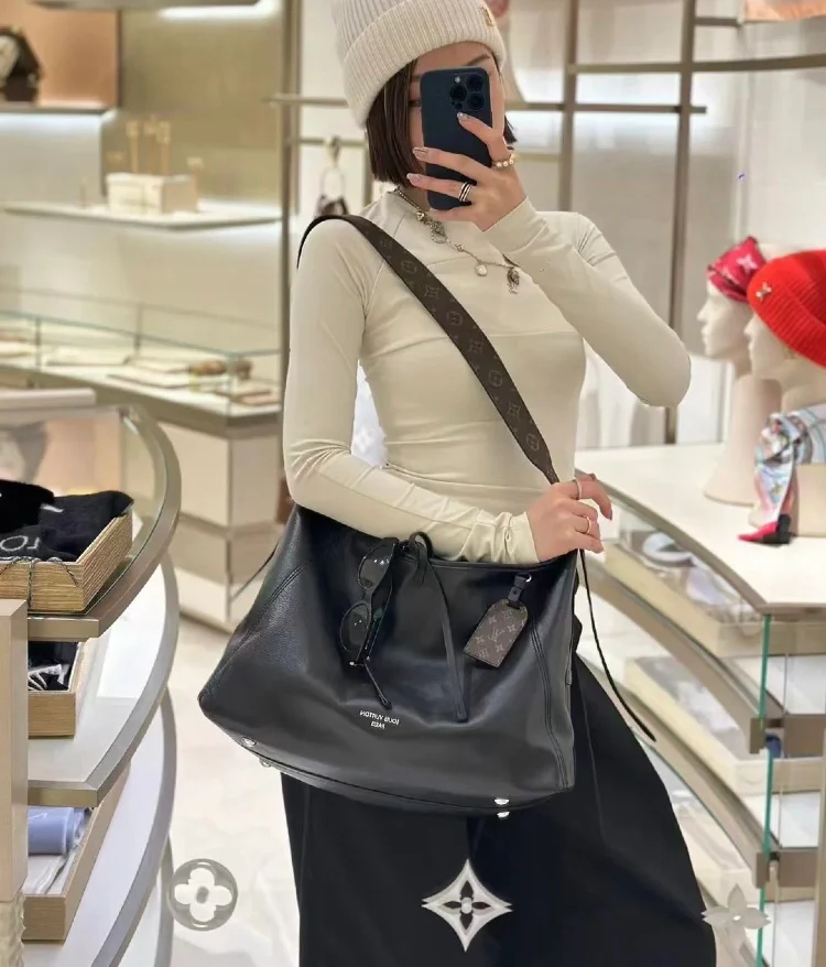 LV-m25143-carryall-vibe-mm handbag-black