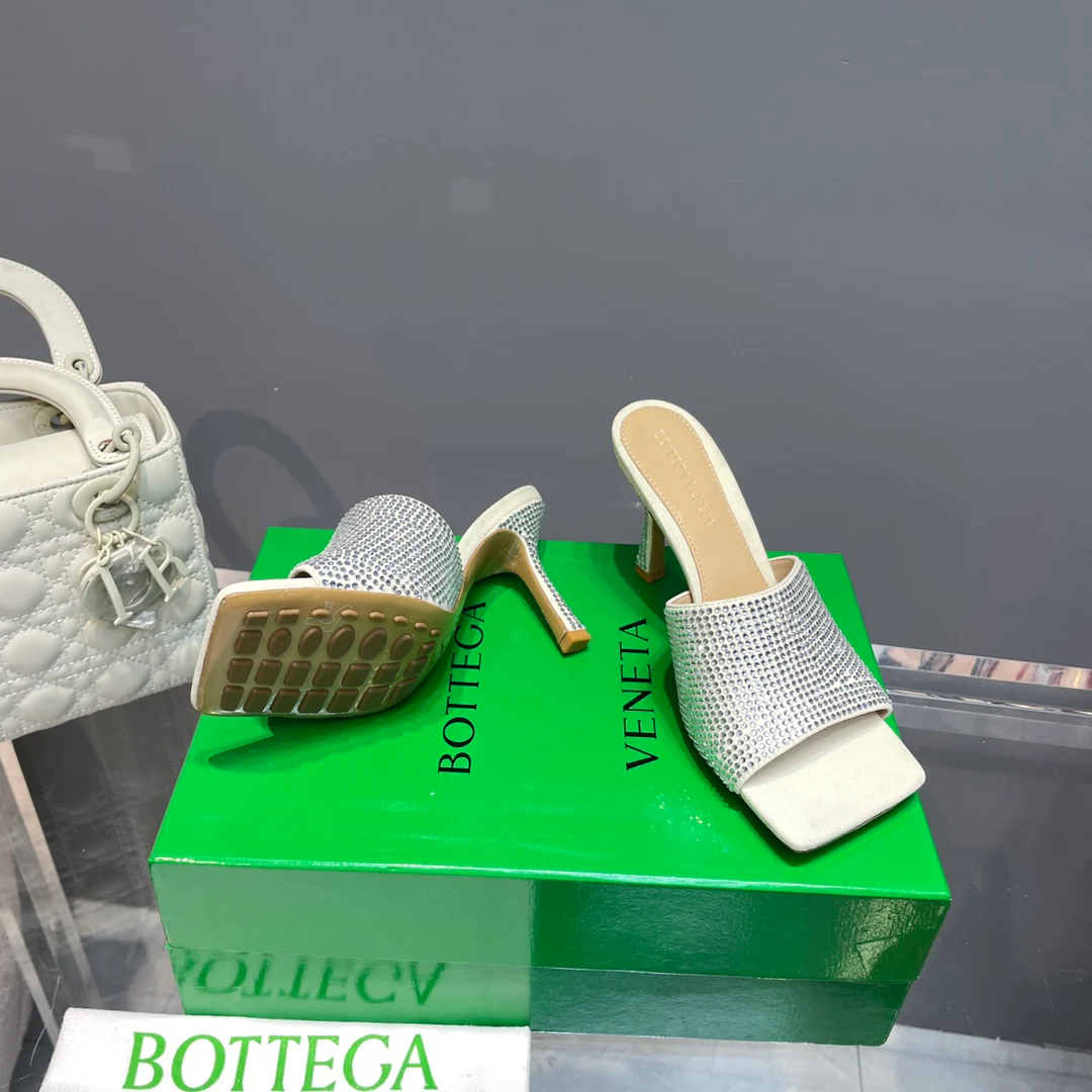 Сандалии на высоком каблуке из коллекции BV-2022 с подиума - 1