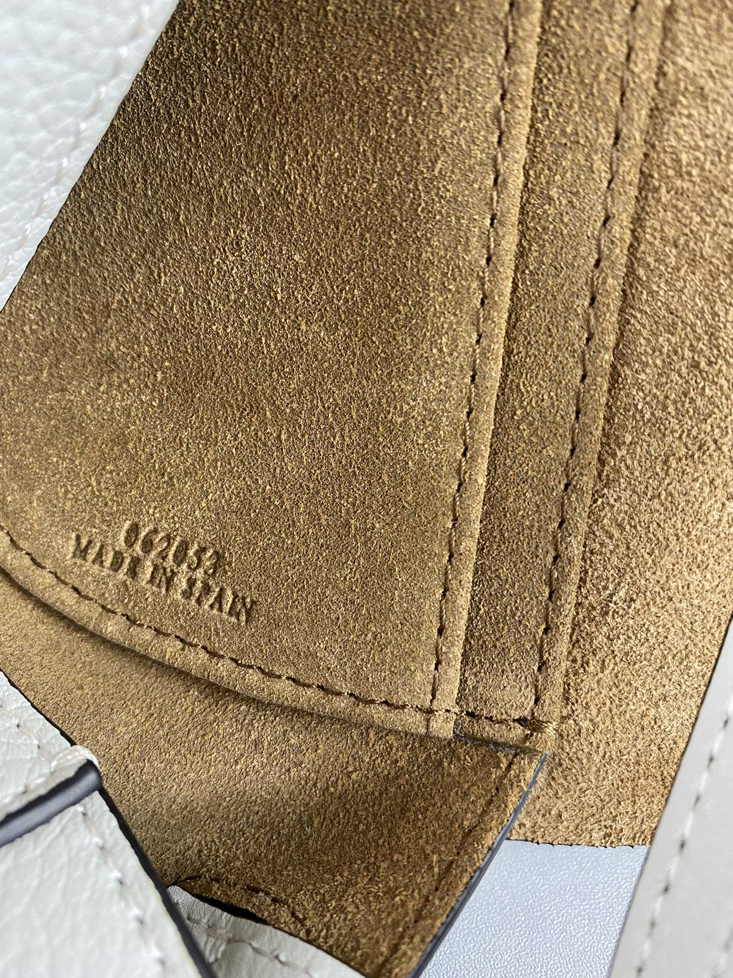 Мини-платье Loewe Gate 21x12x5x9x5 см, белое с узором из личи.